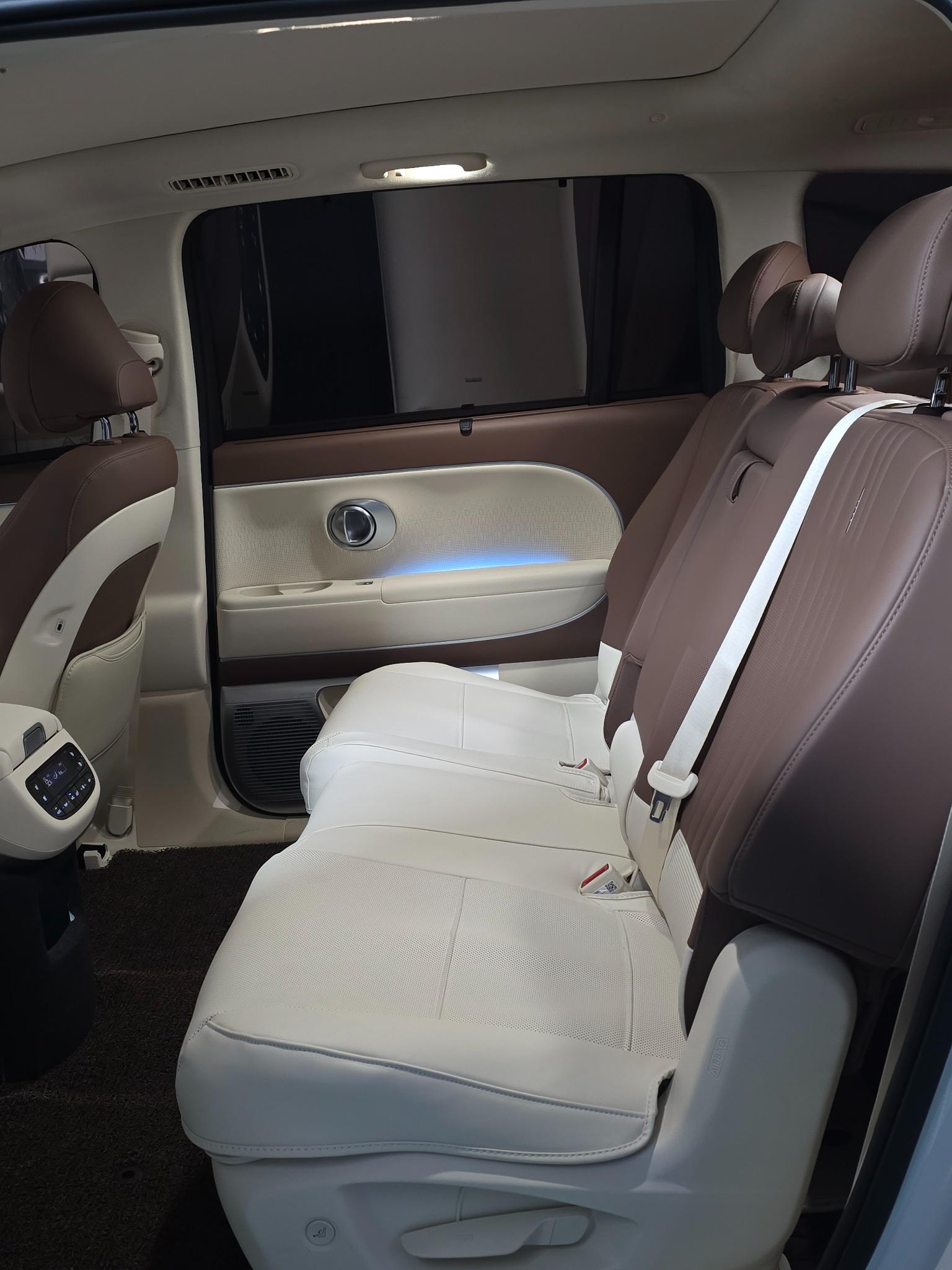프리미엄 SUV second row seating